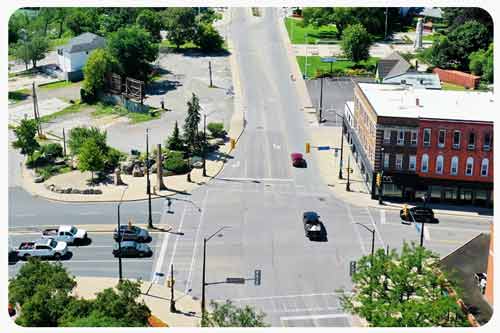 Cars waiting for a signal at an intersection in St. Catherine