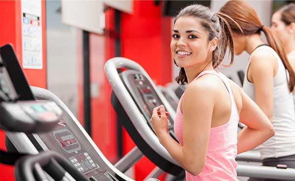 Woman working out in a treadmill at the gym