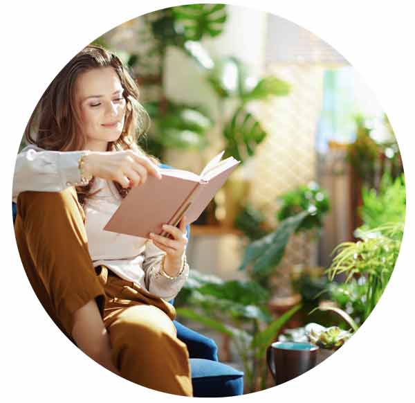  wooman reading a book in the living room