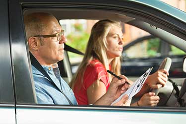 adolescentă luând un test de conducere 