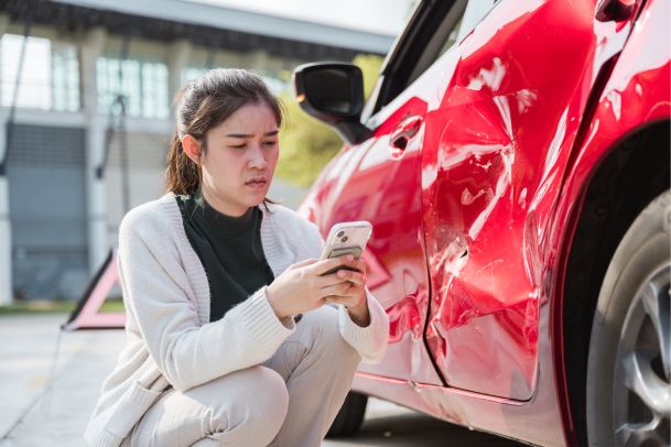man calling insurance company after car accident