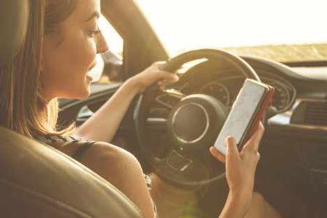 woman on phone while driving