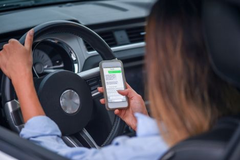 woman texting and driving